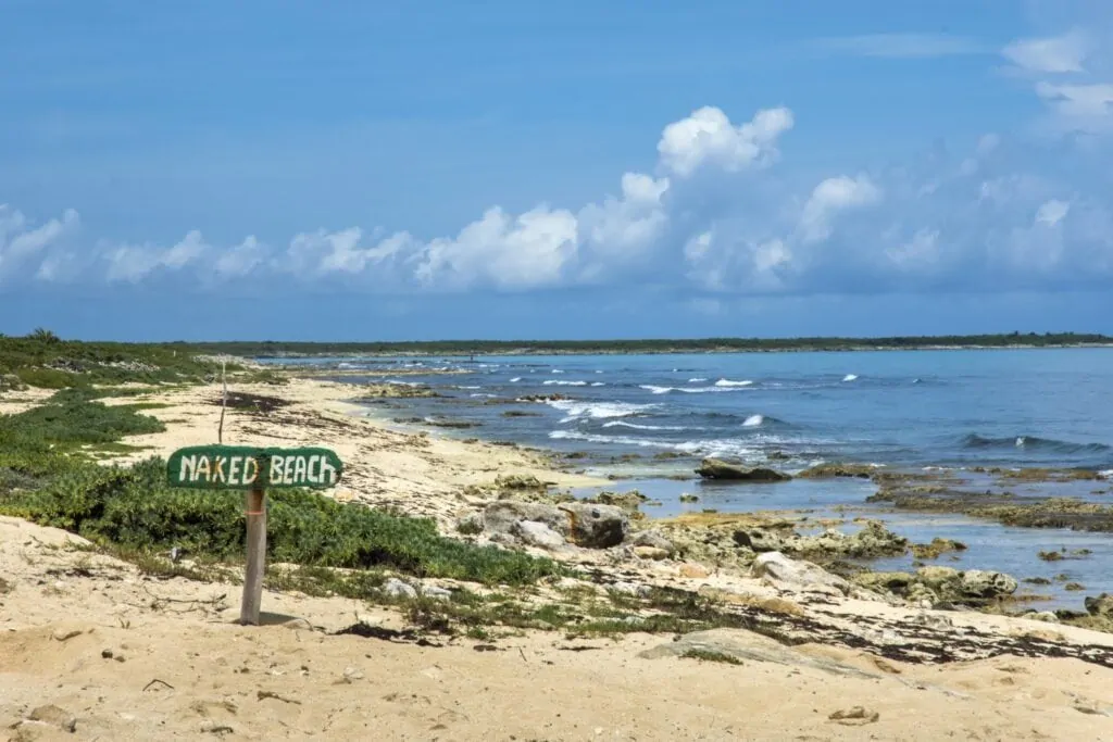 Playa Mezcalitos célèbre plage nue signe sur l'île de Cozumel avec l'océan en arrière-plan