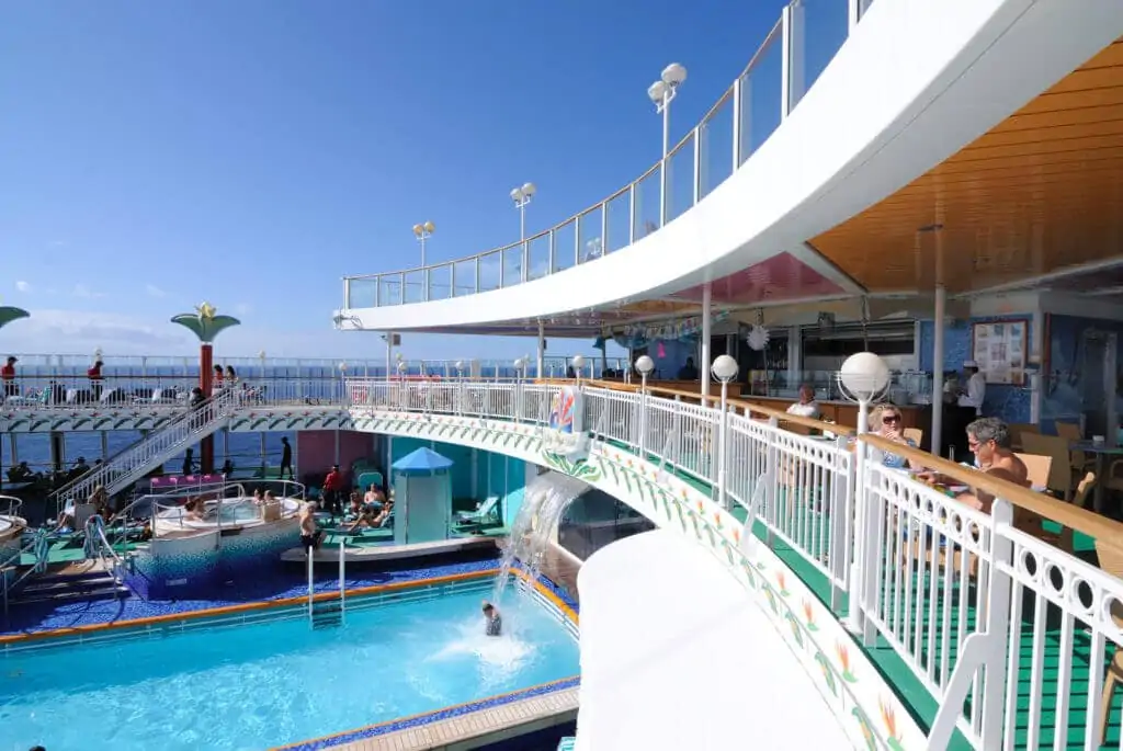 Terrasse de la piscine du Norwegian Cruise Line Pearl