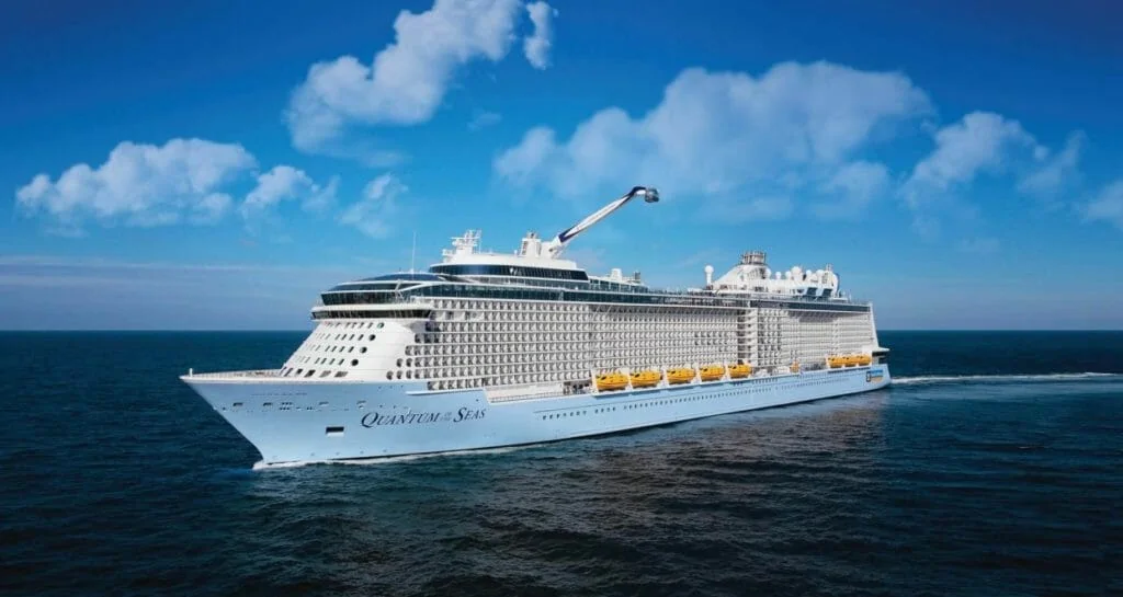 Quantum of the Seas naviguant en haute mer avec le Nort Star Raised