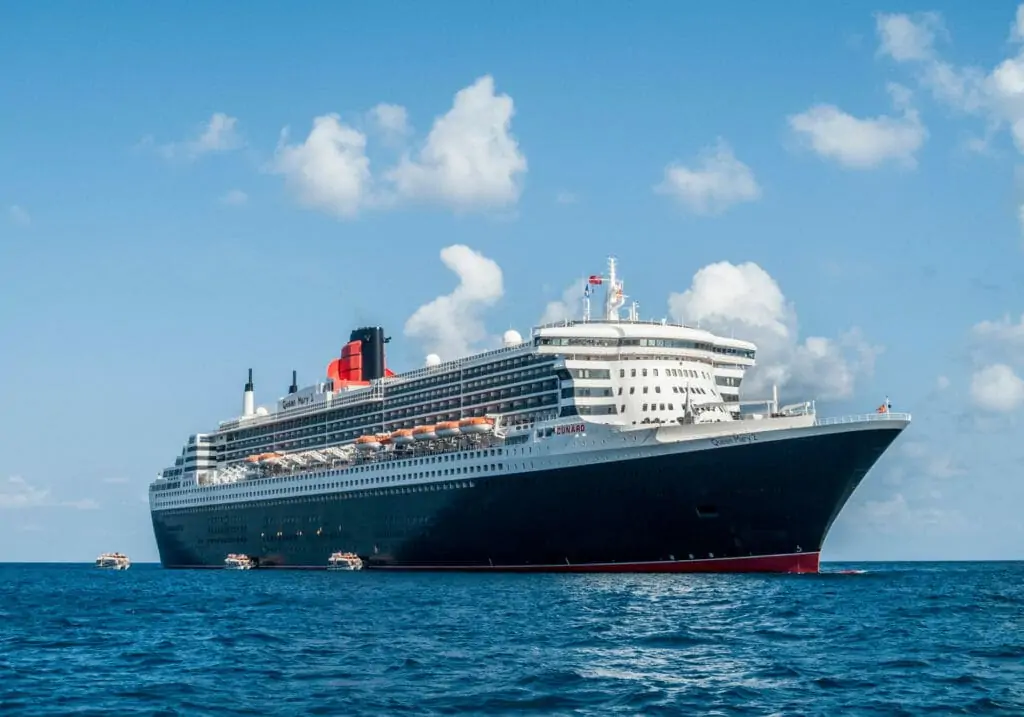 Le Queen Mary 2 de Cunard Line, le navire de croisière le plus rapide au monde, jette l'ancre au large de Sainte-Lucie.