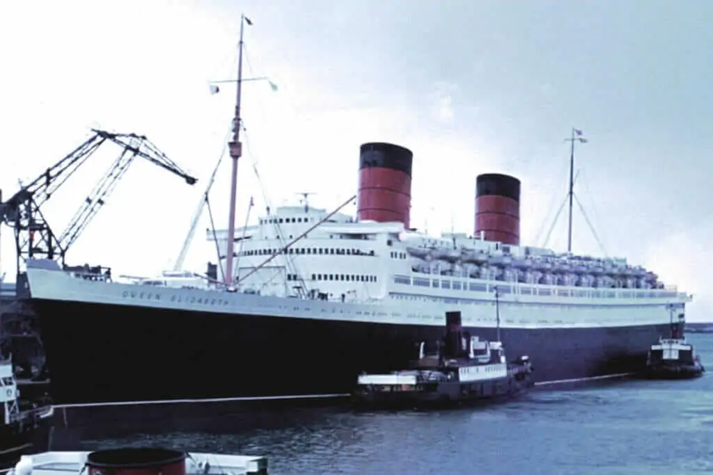 RMS Queen Elizabeth à Cherbourg, France, en 1966