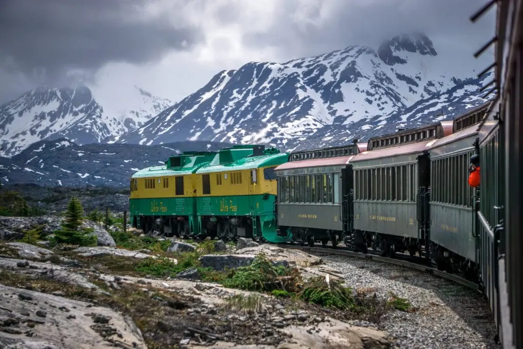 Empruntez le White Pass & Yukon Route Railroad à Skagway en Alaska avec des montagnes en arrière-plan