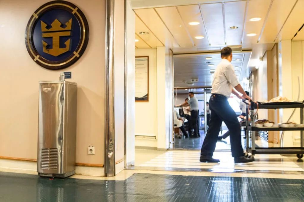 Le personnel de l’hôtel Royal Caribbean pousse un chariot vide