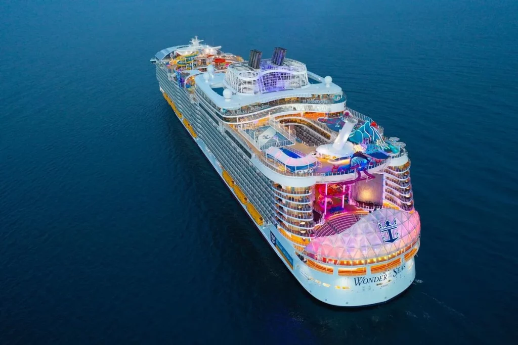 Vue aérienne de la merveille des mers de Royal Caribbean depuis l'arrière