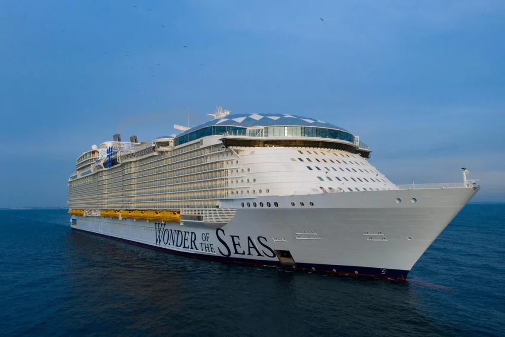 Vue de face de la merveille des mers de Royal Caribbean