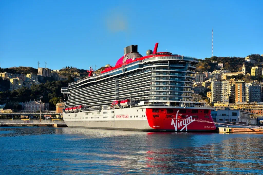 Scarlet Lady amarrée dans le port ligure de Gênes Italie