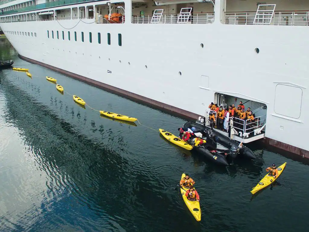 Seabourn-ventures-passagers-débarquement-en-kayaks