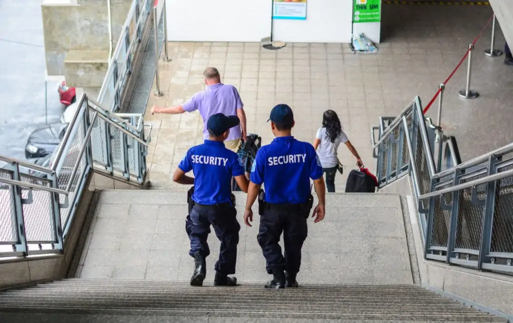 Agents de sécurité sur la passerelle