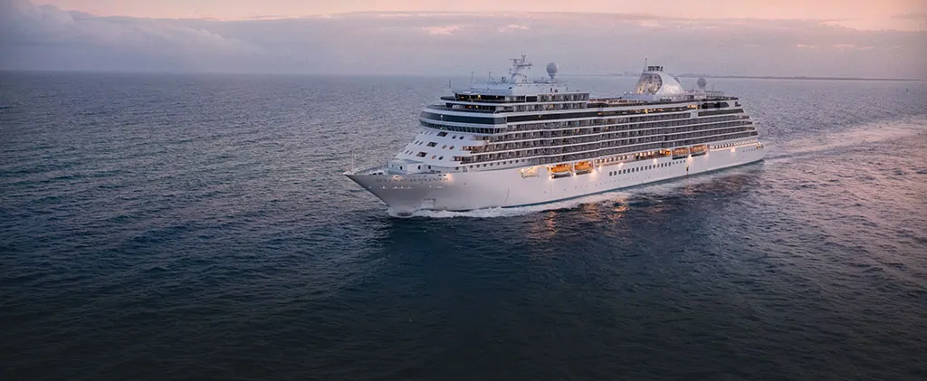 Bateau de croisière de luxe Seven Seas Splendor naviguant dans l'océan