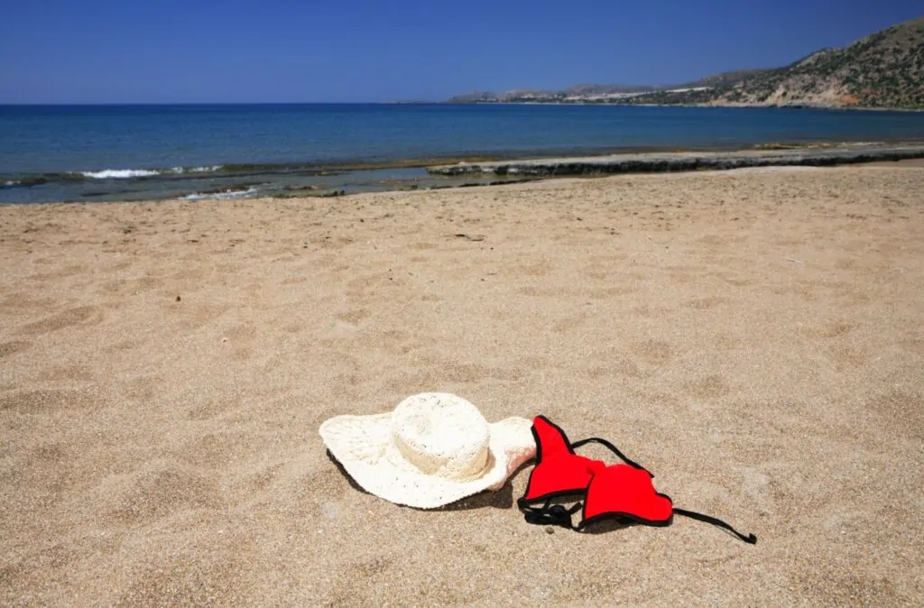 Chapeau de soleil et haut de bikini posé sur une plage de Cozumel