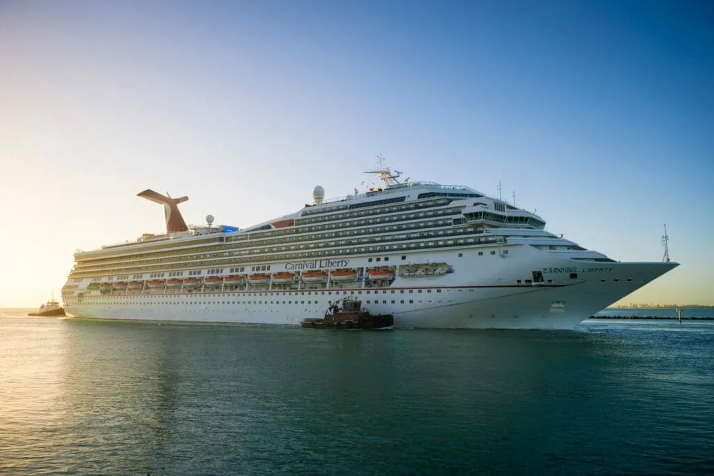 Le navire de croisière Carnival Liberty arrive à PortMiami à l'aube de la haute saison des fêtes.