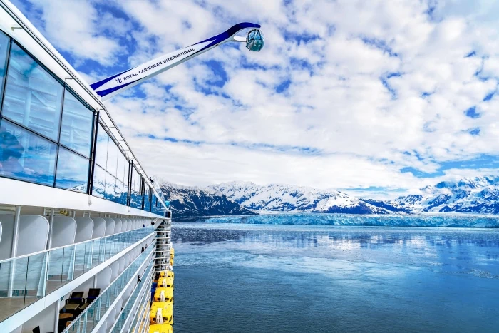 L'étoile du Nord sur Ovation of the Seas sur le côté du bateau de croisière surplombant les montagnes de l'Alaska