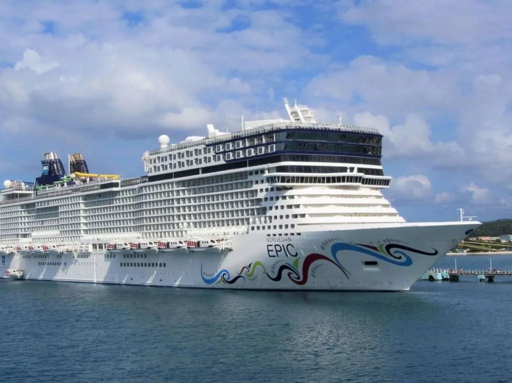 Le Norwegian Epic est amarré alors qu'il navigue dans les Caraïbes.