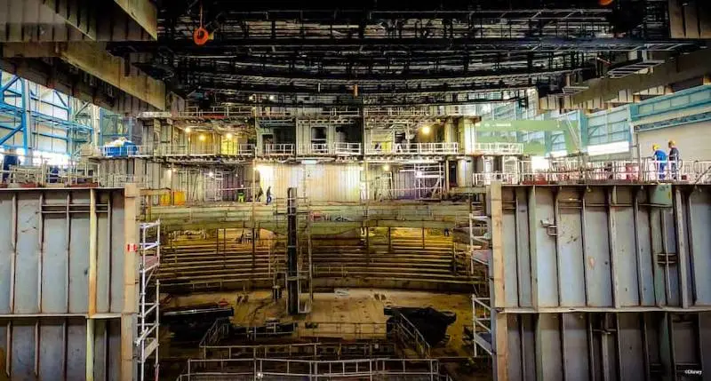 Le bloc du Walt Disney Theatre en construction au chantier naval Meyer Werft à Papenburg, en Allemagne