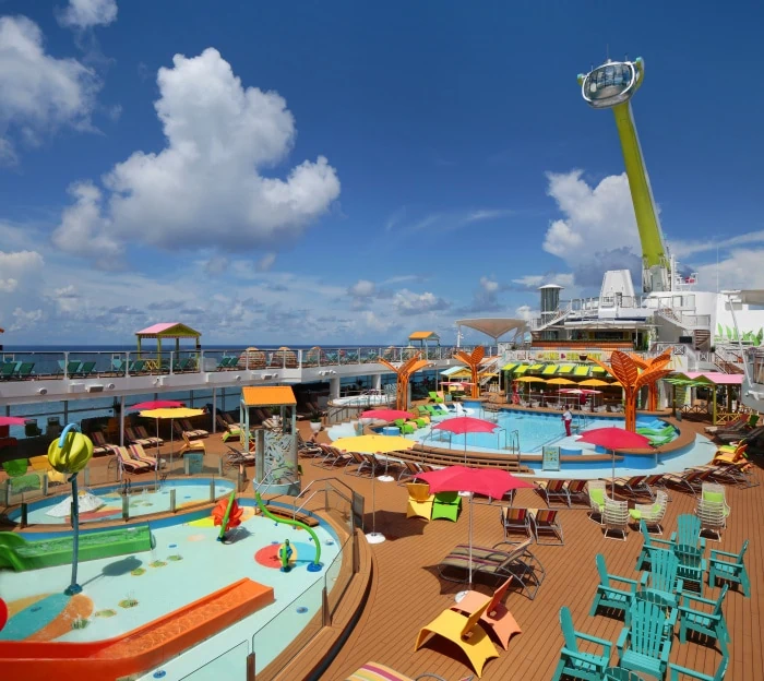 La terrasse de la piscine du Spectrum of the Seas avec l'étoile polaire en arrière-plan