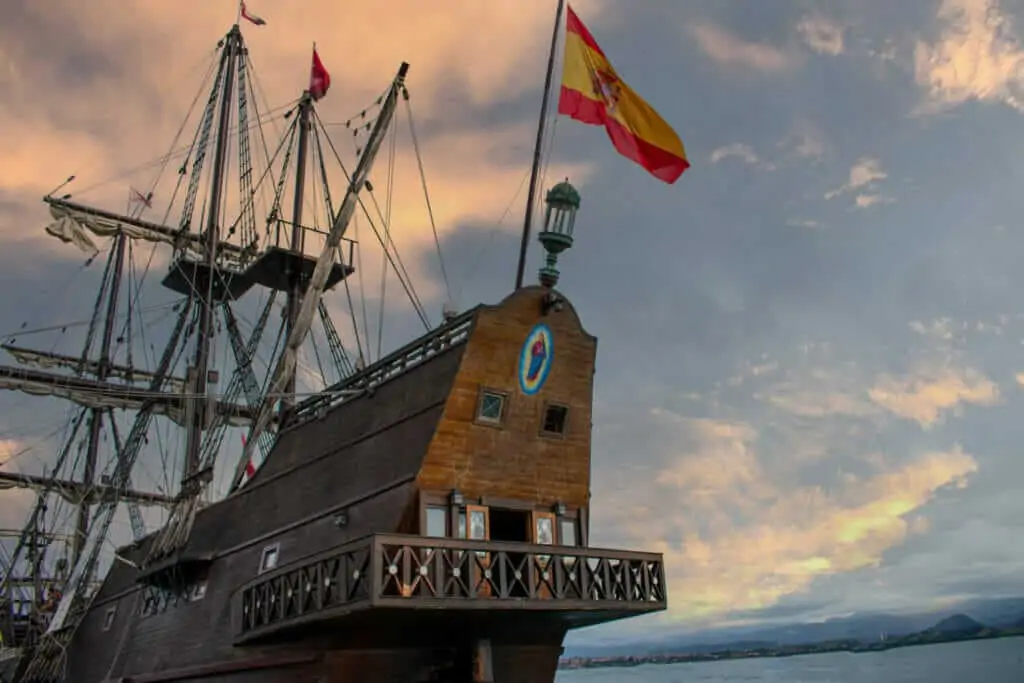 La cabine à dunette et le pont à dunette visibles sur un vieux voilier