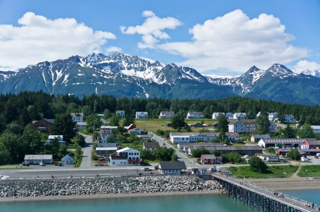 Ville de Haines en Alaska, photo prise depuis le pont d'un bateau de croisière