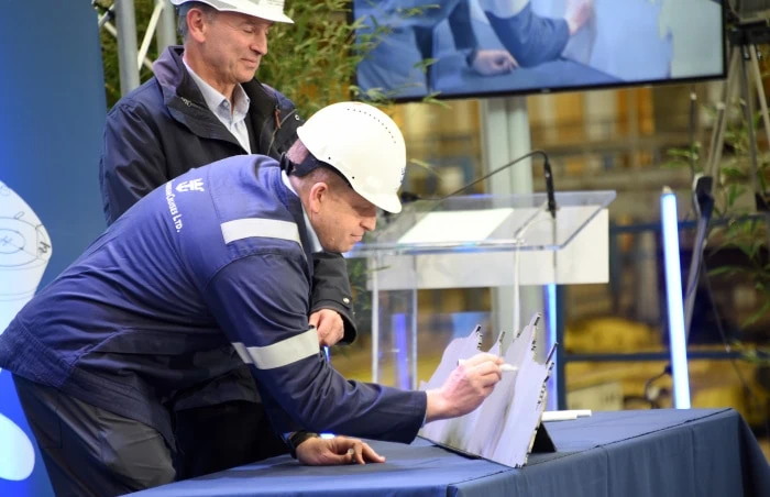 Les représentants de la cérémonie de coupe d'Utopia of the Seas Steel signent la première coupe d'acier