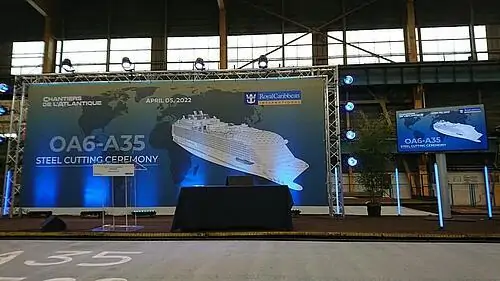 Scène de la cérémonie de découpe de l'acier Utopia of the Seas