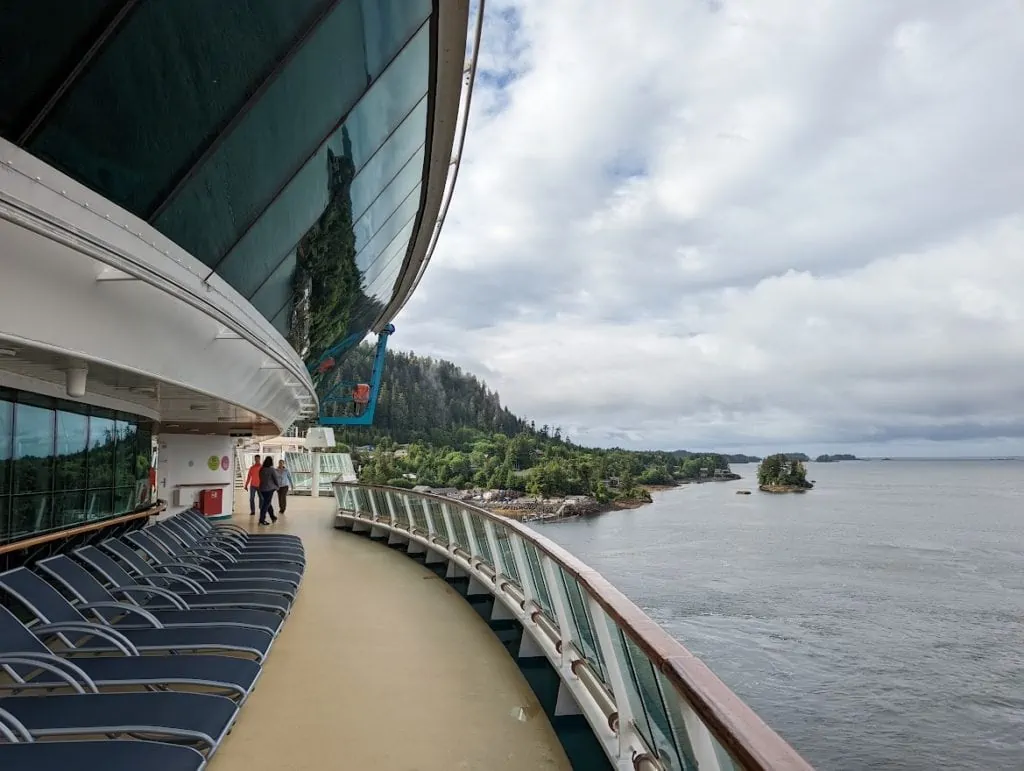 Vue depuis le pont supérieur du Serenade of the Seas surplombant le détroit de Sitka