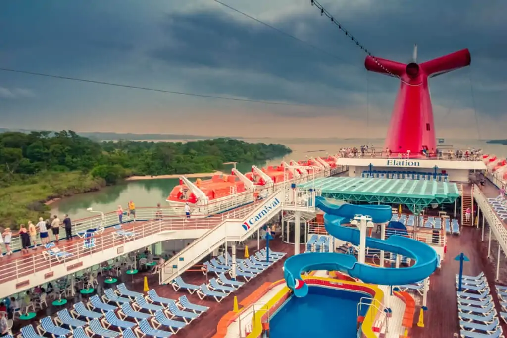 Vue sur le canal de Panama depuis le pont supérieur du Carnival Elation avec vue sur les toboggans aquatiques