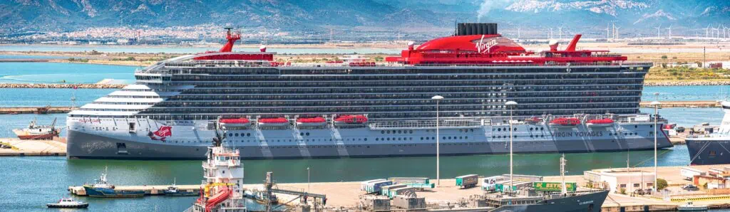 Le bateau de croisière Virgin Voyages nommé Valiant Lady amarré dans le port de Cagliari le matin