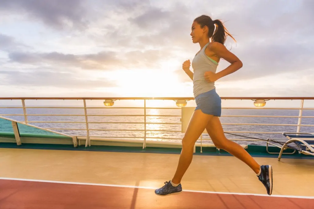 Femme courant sur une piste de jogging d'un bateau de croisière