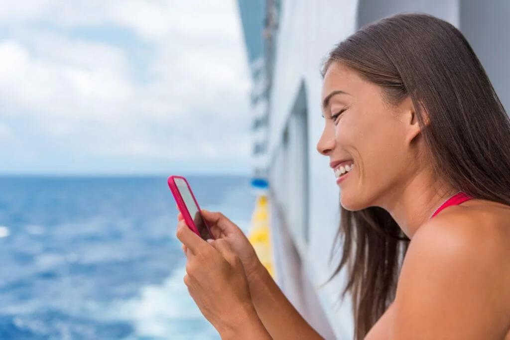 Femme sur un bateau de croisière utilisant les forfaits Internet Carnival Cruise