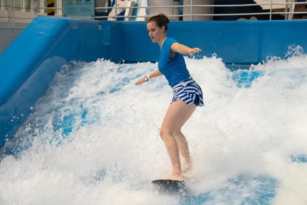 Femme surfant sur le FlowRider à bord de l'Oasis of the Seas à Fort Laudetdale