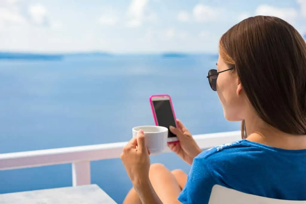 Femme utilisant son téléphone sur un bateau de croisière