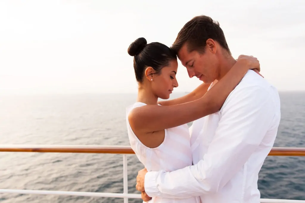 Jeune couple romantique en croisière échangiste