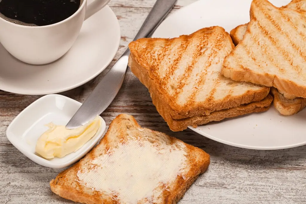 tasse de café grillé avec du beurre sur une table en bois