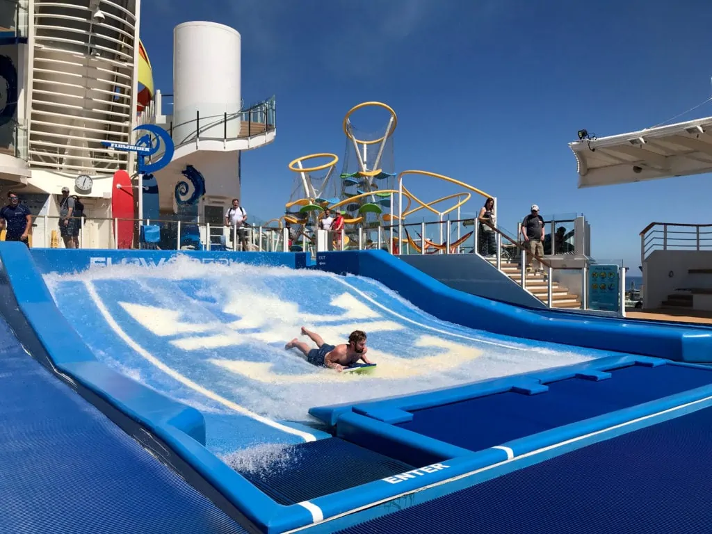 un invité fait un tour de bodyboard sur la piscine à vagues FLOWRIDER