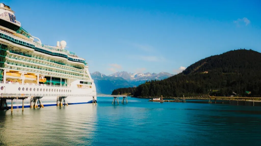 À l'arrière du Serenade of the Seas à quai à Haines en Alaska