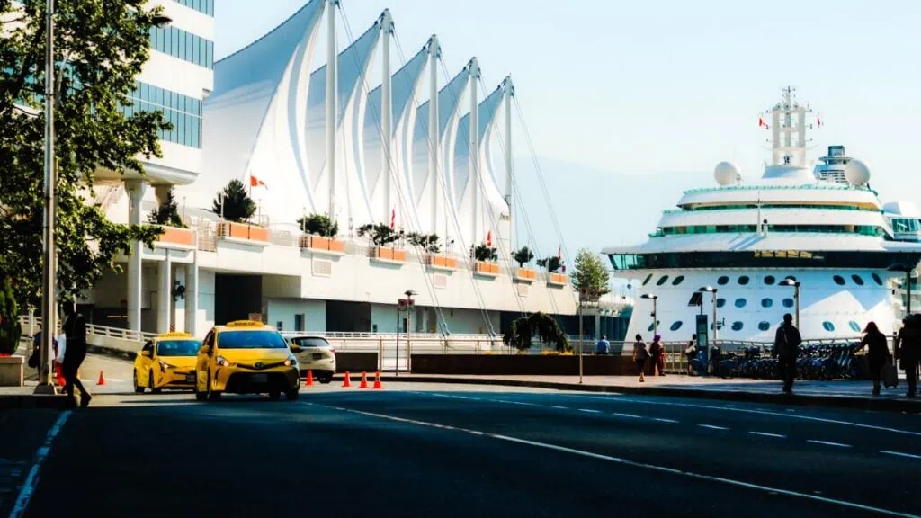 Rhapsody of the Seas amarré au terminal Canada Place à Vancouver Canada