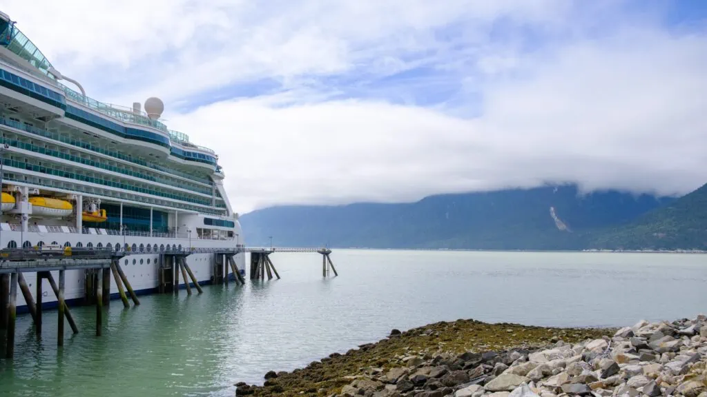 L'arrière de la sérénade des mers avec le paysage de l'Alaska derrière