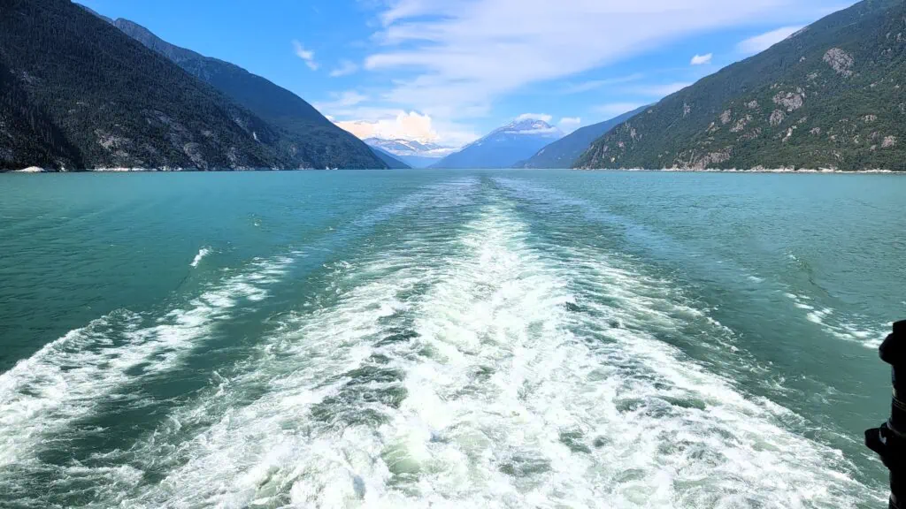 Le sillage d'un bateau de croisière alors qu'il navigue dans le passage intérieur de l'Alaska