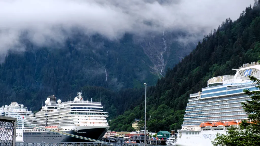 Trois navires de croisière amarrés à Juneau en Alaska avec les montagnes en arrière-plan