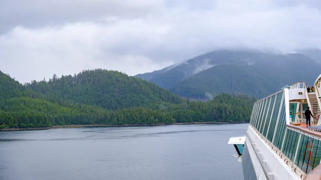 Vue depuis la terrasse de la piscine sur la sérénade des mers alors que le navire arrive à Sitka en Alaska