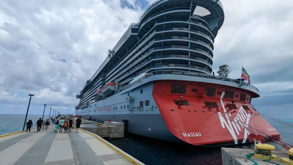 Virgin Voyages Scarlet Lady amarré à Bimini Bahamas