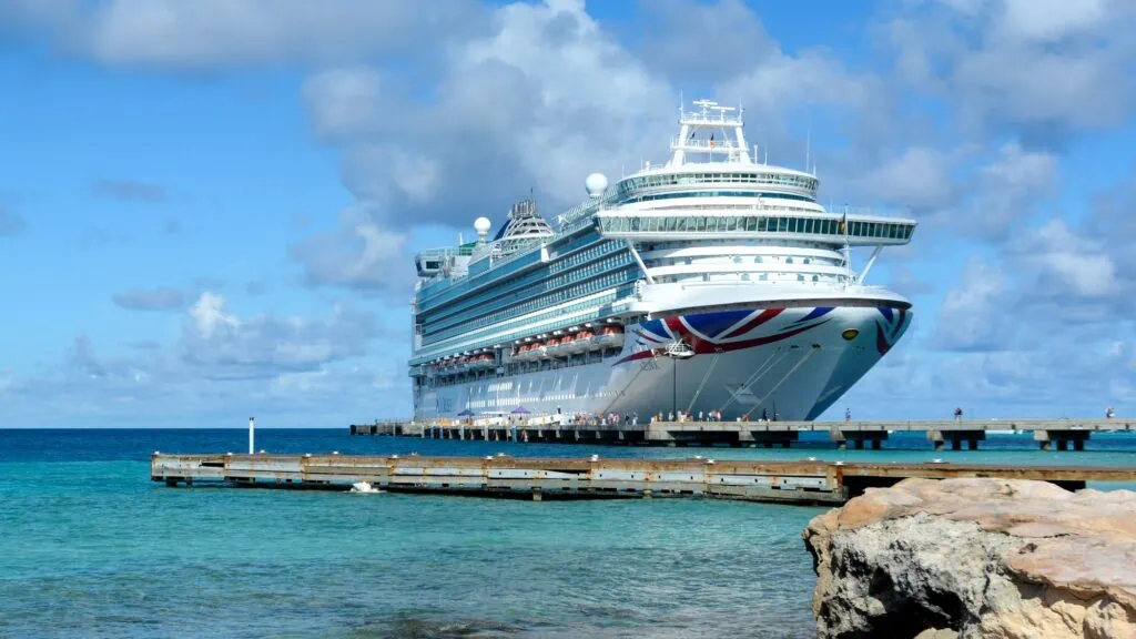 p&o azura amarré au port de croisière de bimini aux bahamas