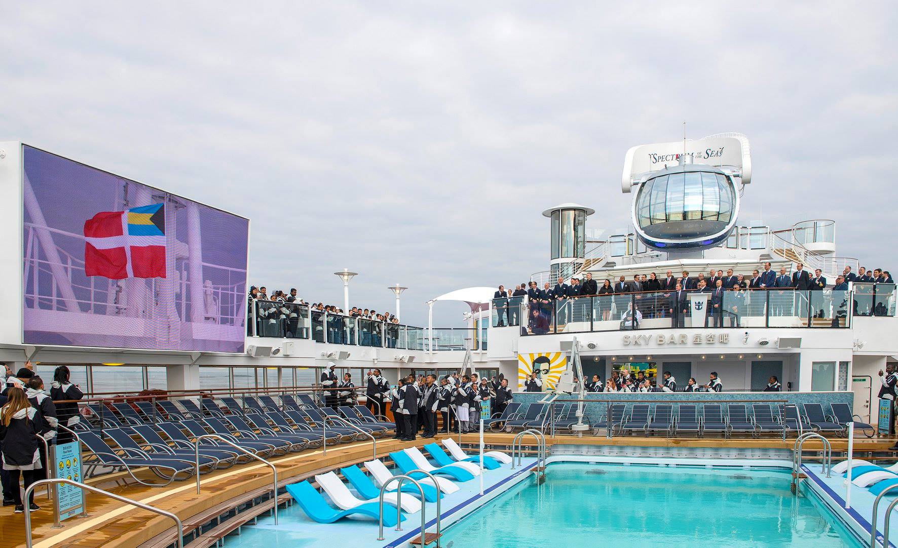 Terrasse de la piscine sur Spectrum of the Seas lors de la remise