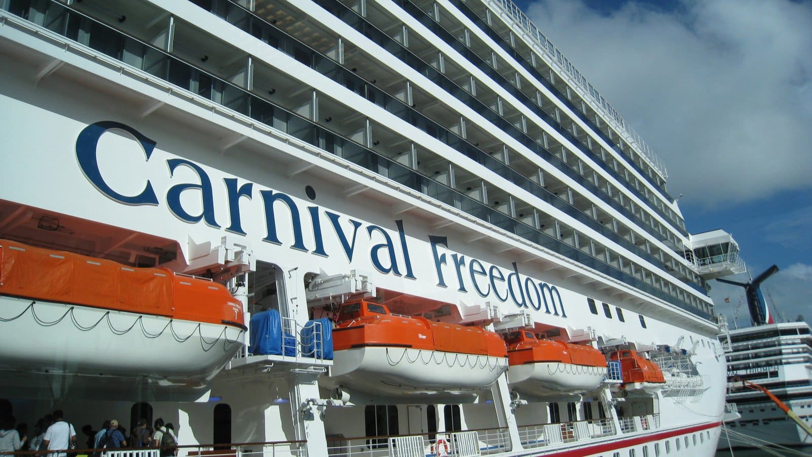 Carnival Freedom a accosté à Port Canaveral avant d'annuler toutes les escales en raison d'une tempête aux Bahamas