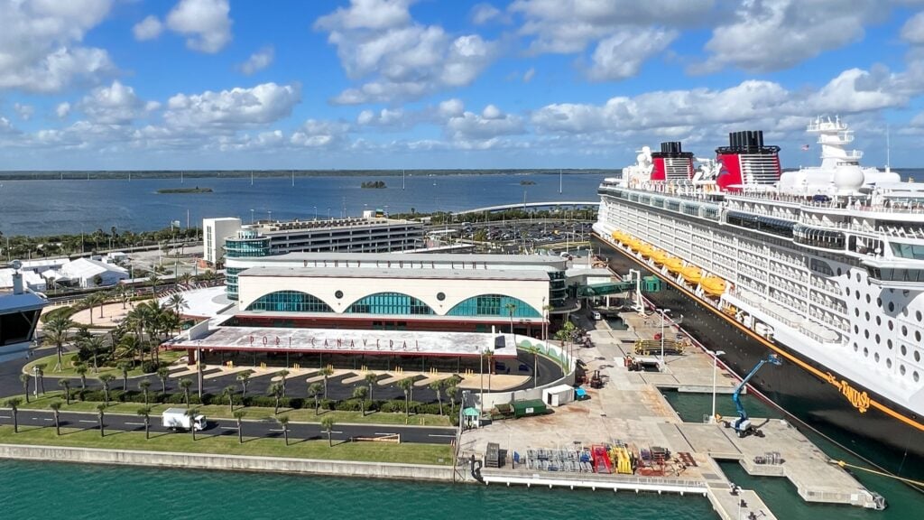 Disney Fantasy amarré au terminal de croisière de Port Canaveral en Floride