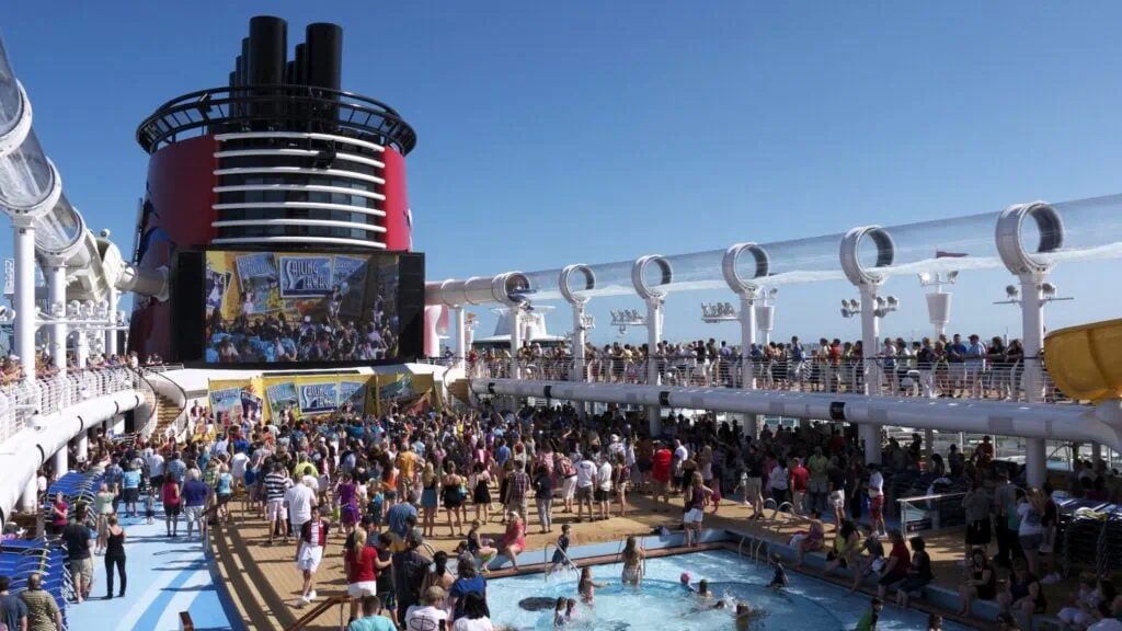 Passagers passant la journée sur la terrasse de la piscine du bateau de croisière Disney Dream