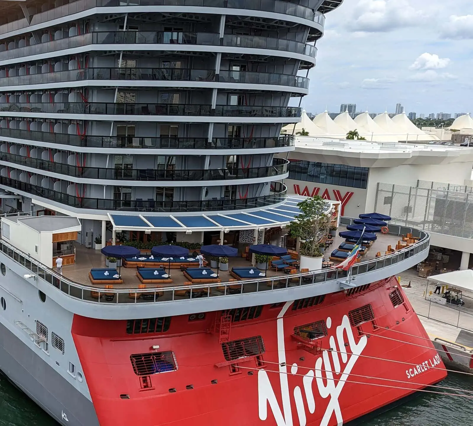 Scarlet Lady à l'arrière alors qu'elle est amarrée au terminal V de PortMiami