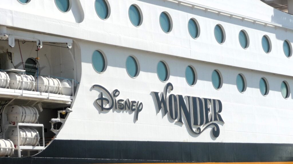 L'extérieur de Disney Wonder avec un gros plan du nom du bateau de croisière