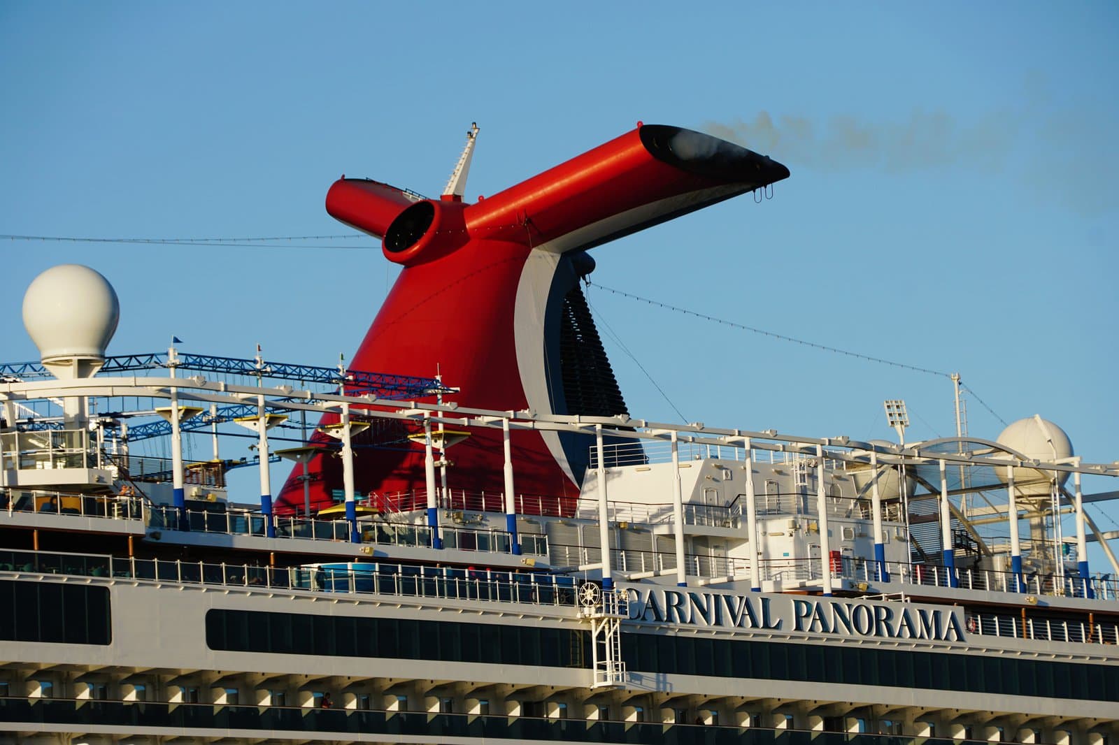 L'entonnoir emblématique du conte de baleines sur le navire de croisière Carnival Panorama, amarré à Cabo San Lucas au Mexique