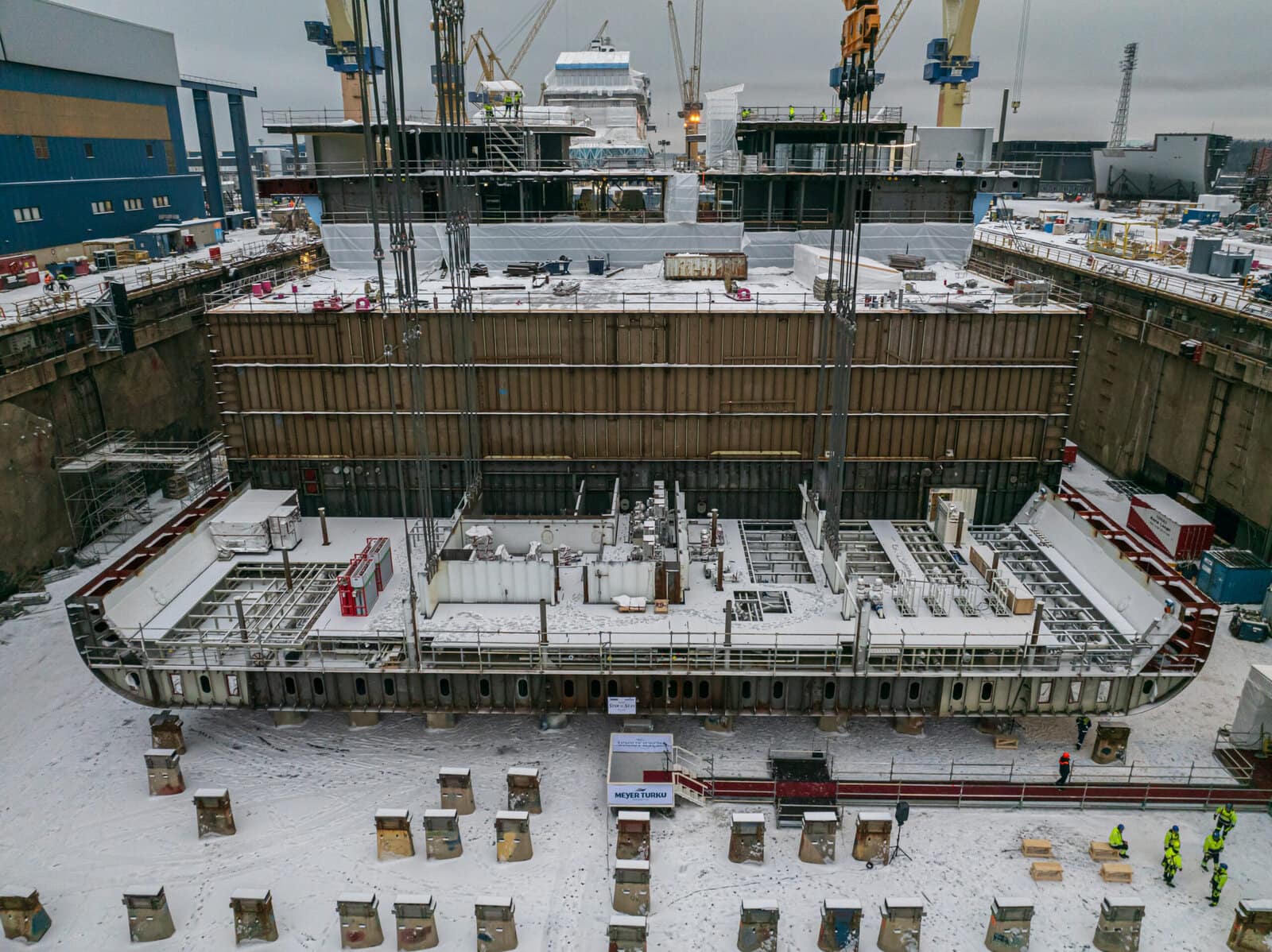 La quille du Star of the Seas posée au fond de la cale sèche du chantier naval Meyer Turku en Finlande