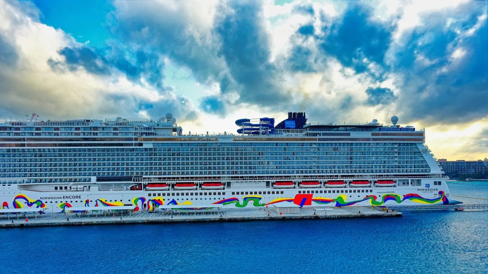 Le côté tribord du Norwegian Encore à quai à Nassau aux Bahamas